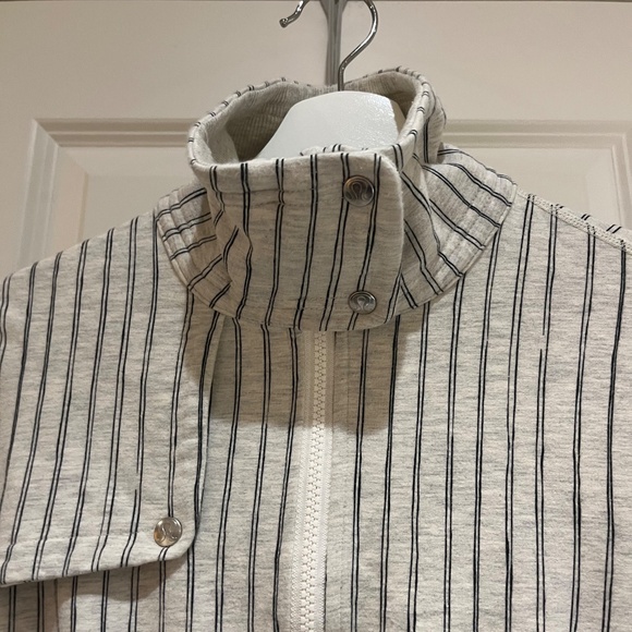 Unique Limited Edition Lululemon white Jacket with Belt - 6 - Picture 3 of 7